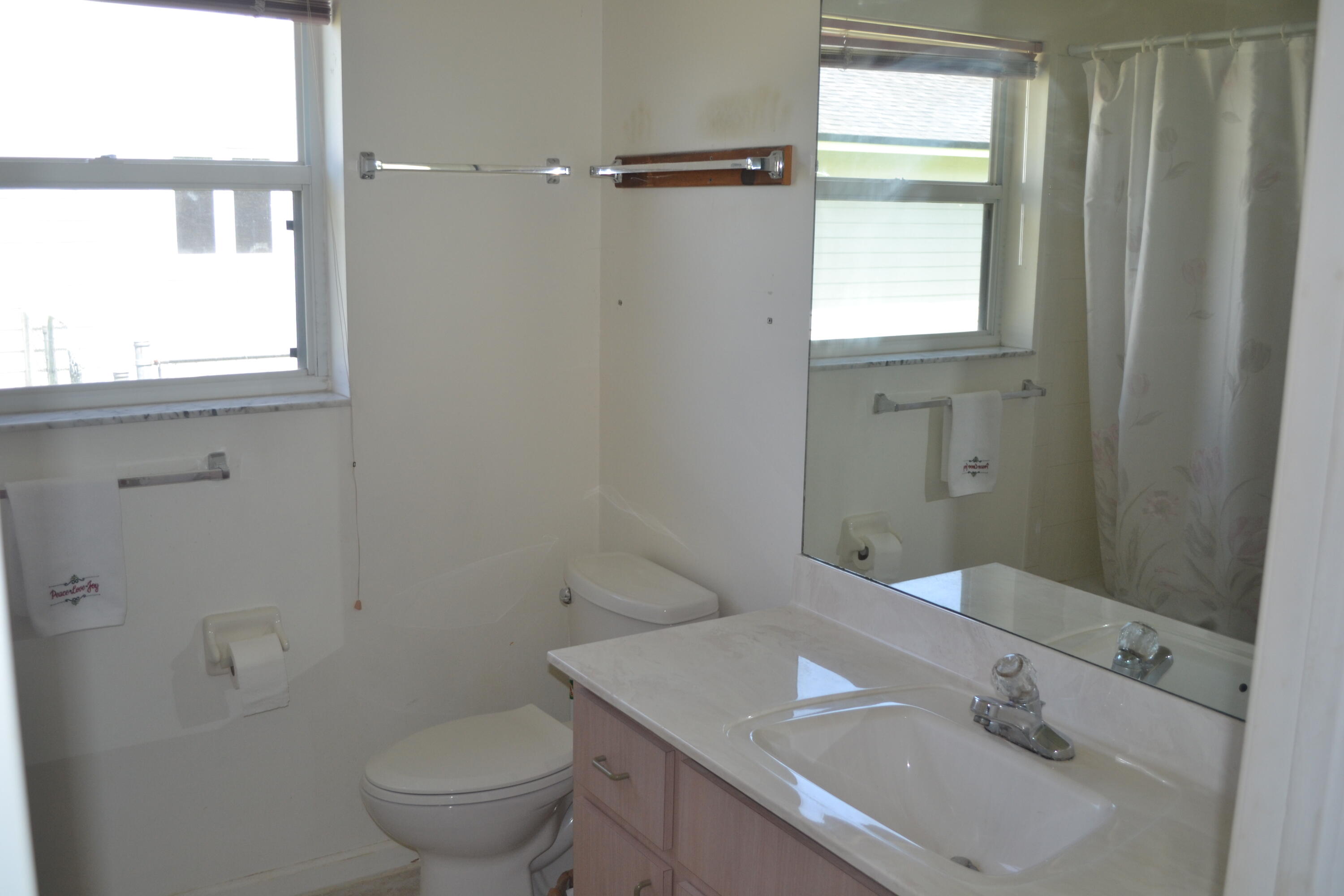 6310 Drake Street Jupiter, FL 33458 - Photo 8 of 17 Guest bath