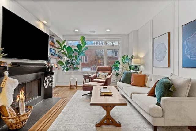 $675,000 | 1348 West George Street, Unit 1, Chicago, IL 60657