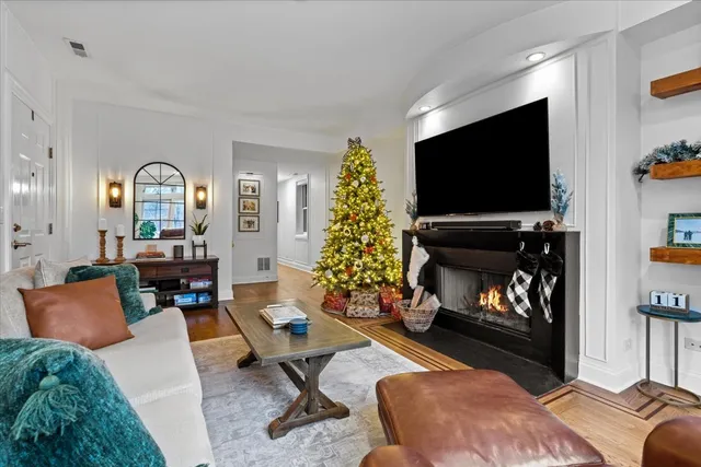 $675,000 | 1348 West George Street, Unit 1, Chicago, IL 60657