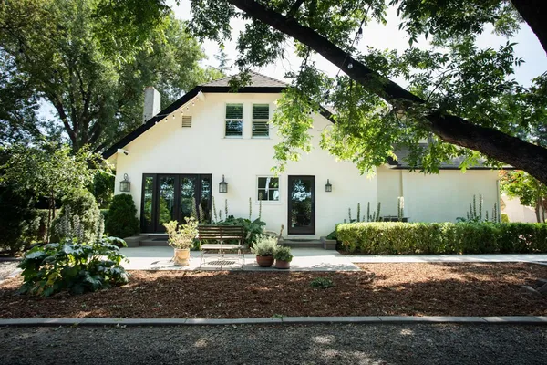 a view of a house with backyard and garden