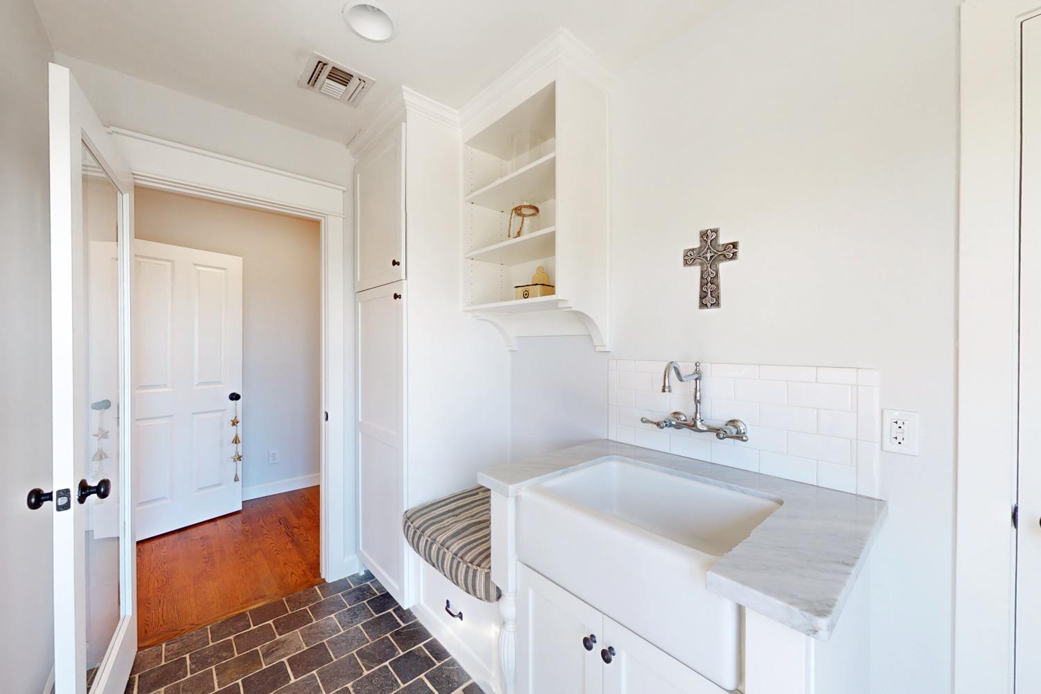 332 Wilson Road Yuba City, CA 95991 - Photo 50 of 91 a bathroom with a sink and a mirror
