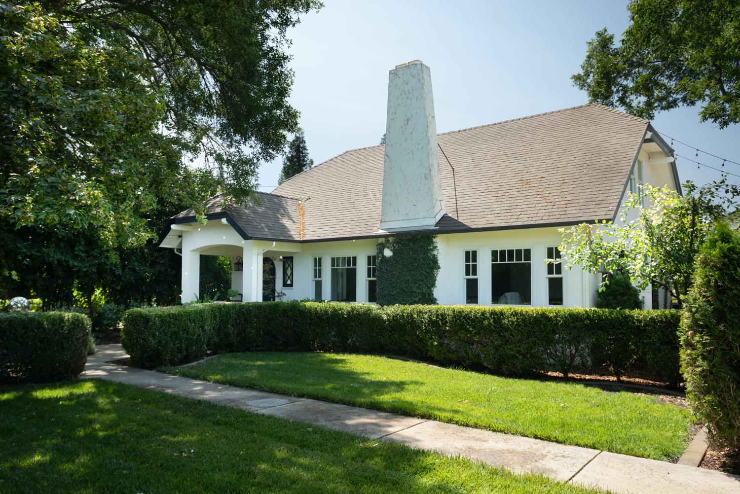 332 Wilson Road Yuba City, CA 95991 - Photo 5 of 91 a front view of a house with a garden