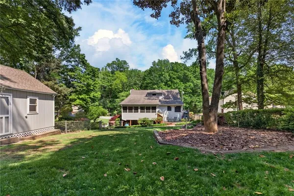a view of a house with backyard and garden