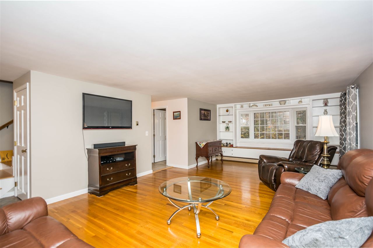 14 Robin Hood Road Windham, NH 03087 - Photo 3 of 31