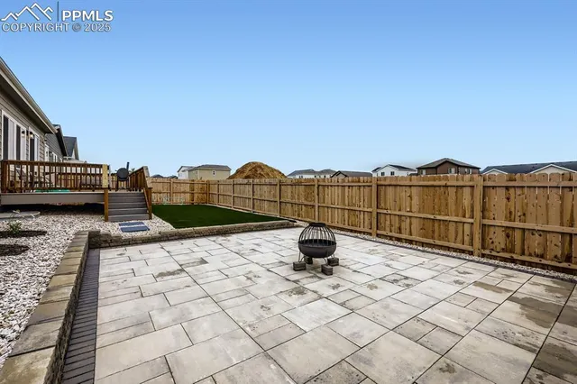 a view of a house with backyard and porch