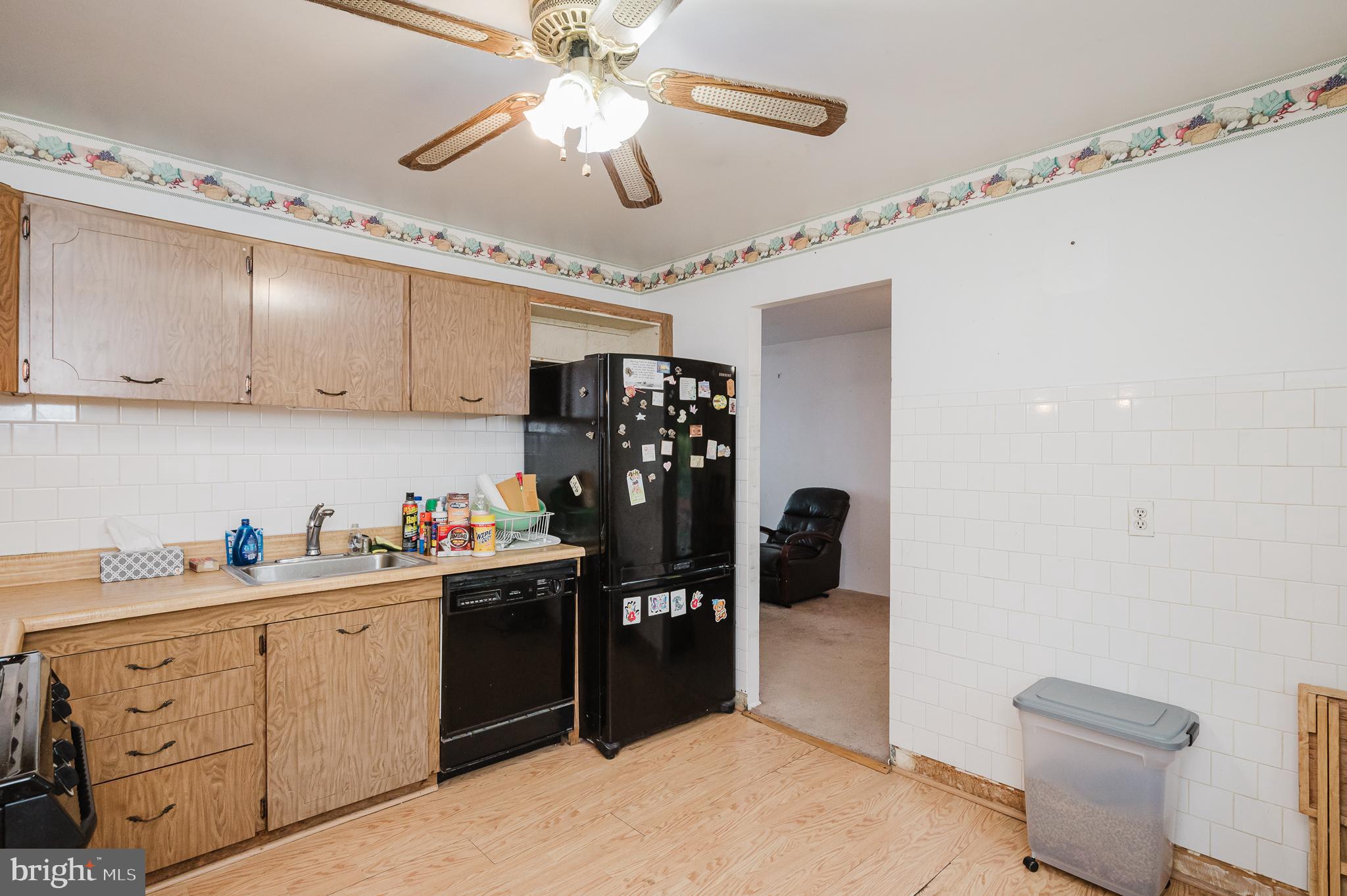 2307 Holyoke Road Baltimore, MD 21237 - Photo 11 of 44 Large Kitchen