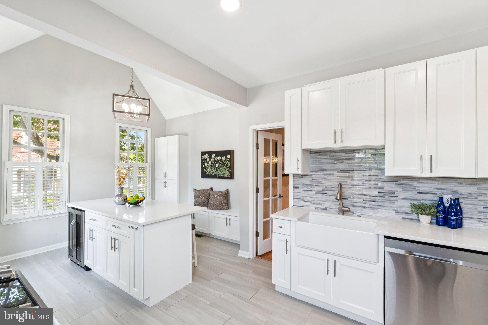 331 Kent Square Road Gaithersburg, MD 20878 - Photo 3 of 40 Kitchen with vaulted ceilings