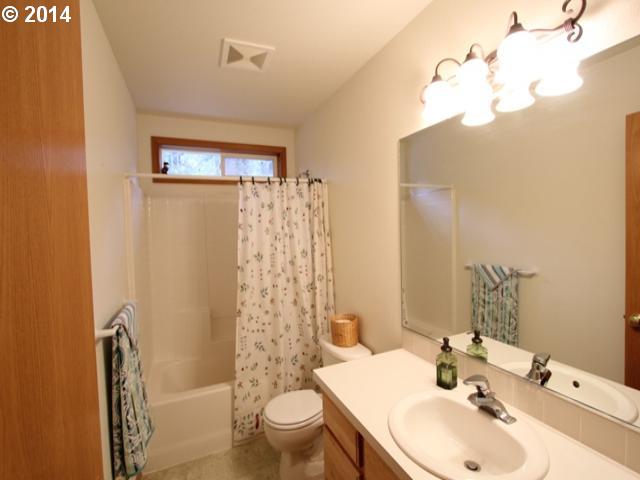 38217 Northeast Sunset Falls Road Yacolt, WA 98675 - Photo 11 of 16 Bathroom