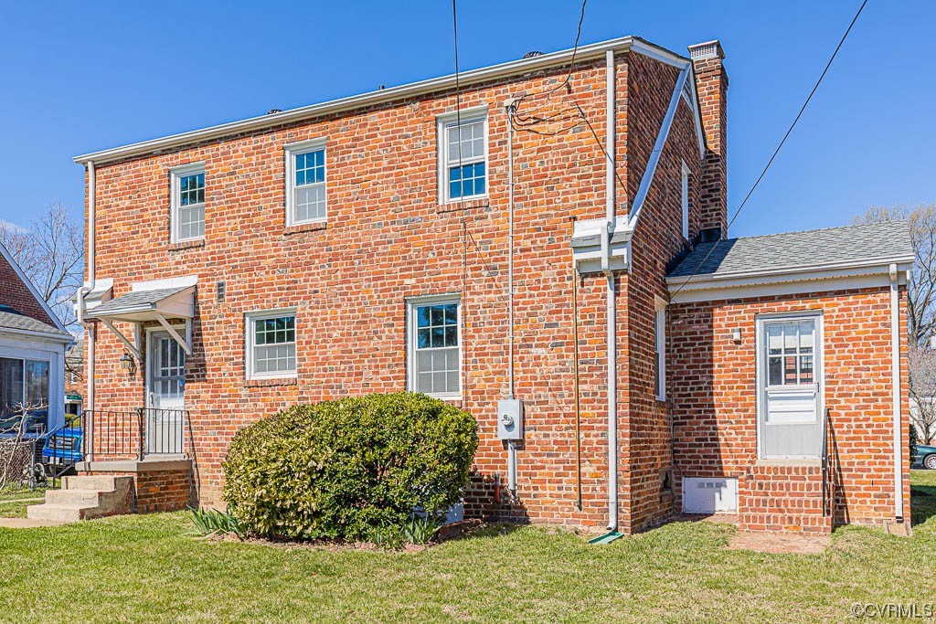 2317 New Berne Road Henrico, VA 23228 - Photo 4 of 37 a front view of a house with garden