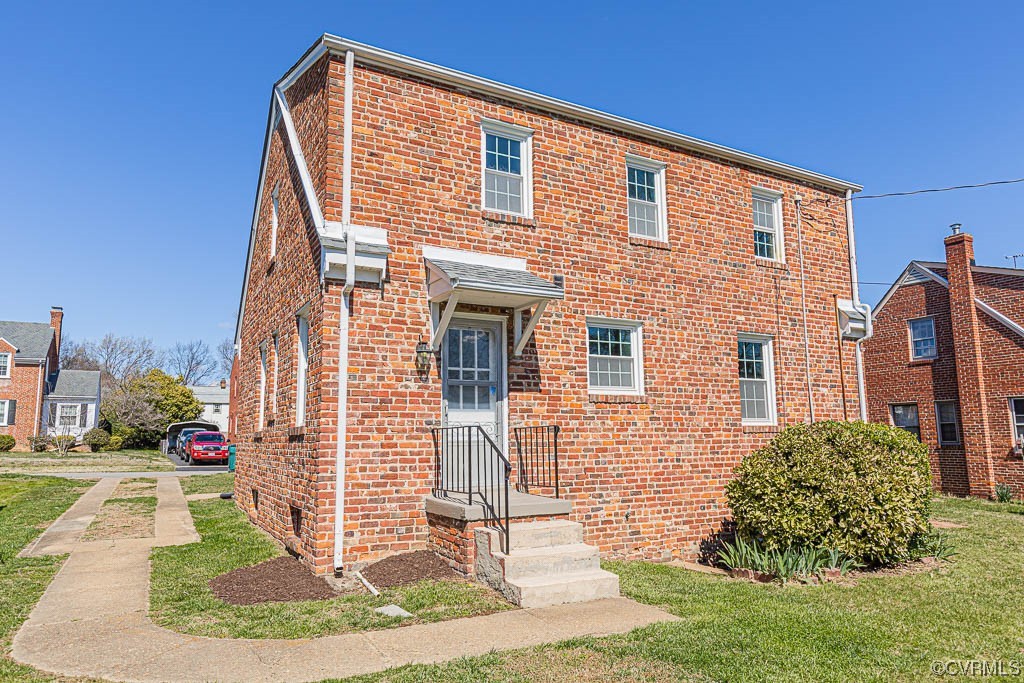 2317 New Berne Road Henrico, VA 23228 - Photo 5 of 37 a front view of a house with garden