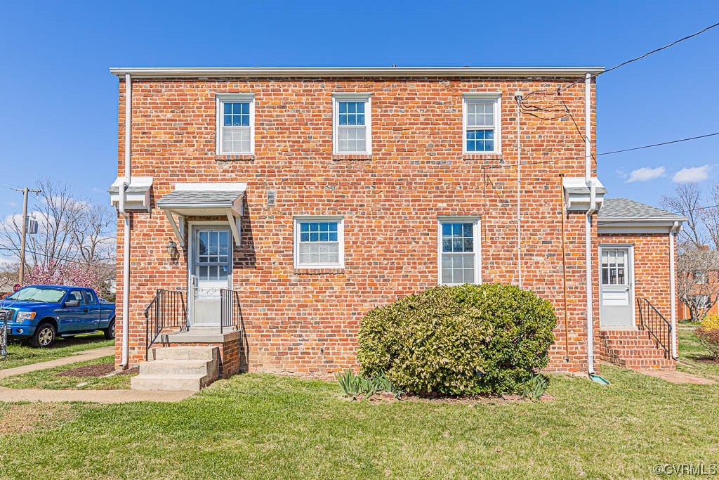 2317 New Berne Road Henrico, VA 23228 - Photo 6 of 37 a brick house with a yard in front of it