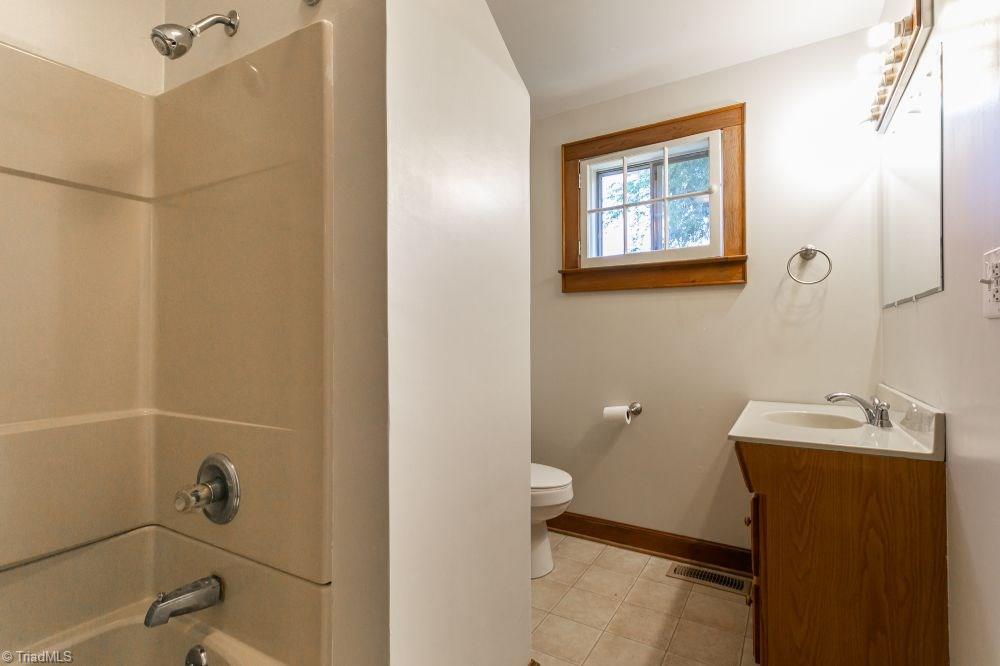 123 Hudson Street Elkin, NC 28621 - Photo 21 of 25 Full bath.