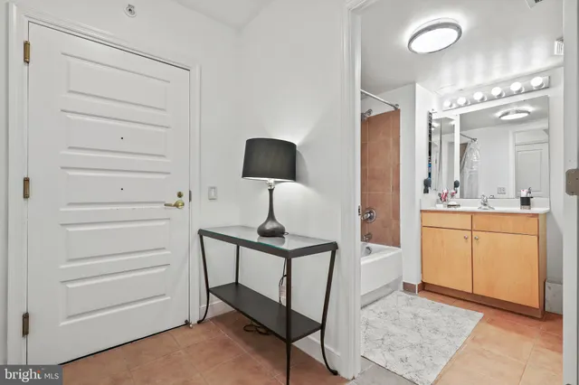 $2,200 | 616 E Street Northwest, Unit 1007, Washington, DC 20004