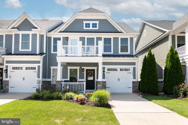 a view of residential houses with yard and plants