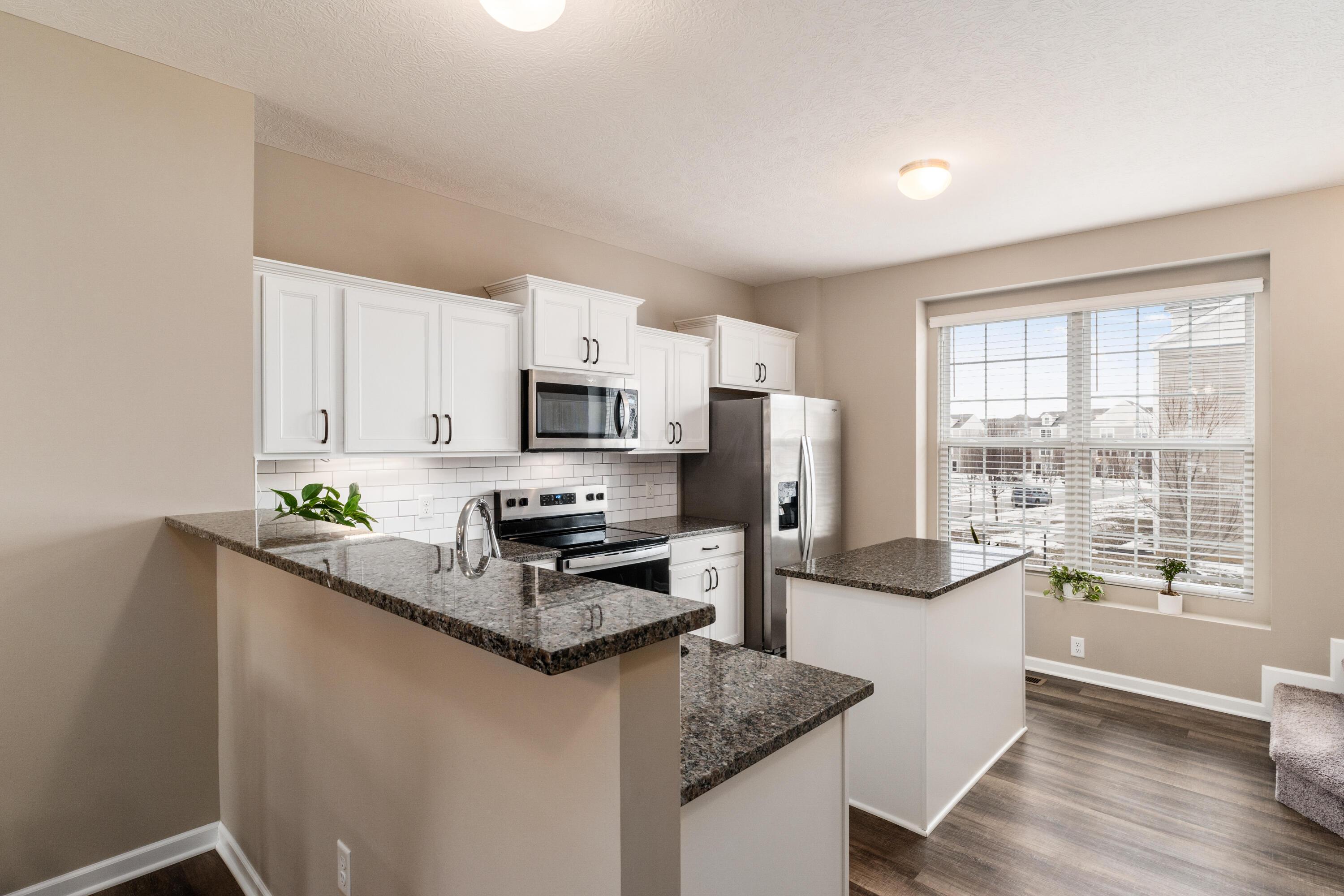 296 Autumn Ridge Circle Pickerington, OH 43147 - Photo 2 of 24 Modern Kitchen