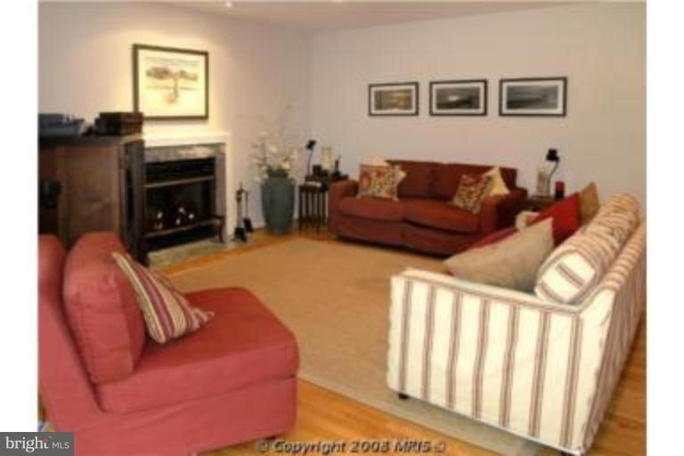 11572 Hemingway Drive Reston, VA 20194 - Photo 7 of 20 Family Room