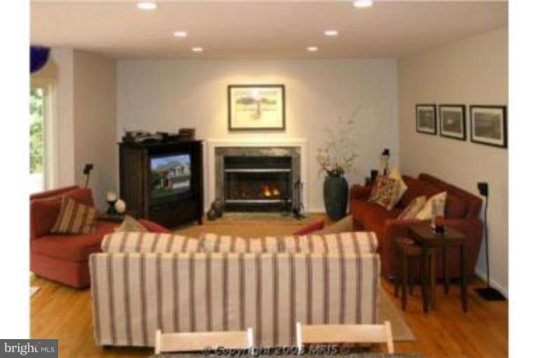 11572 Hemingway Drive Reston, VA 20194 - Photo 8 of 20 Family Room #3