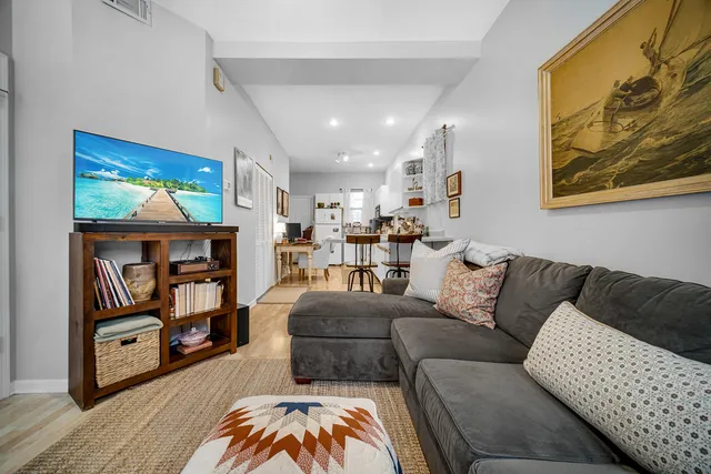 $1,950 | 2255 North Janssen Avenue, Unit 1, Chicago, IL 60614