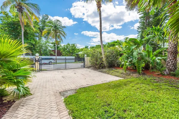 a view of a backyard