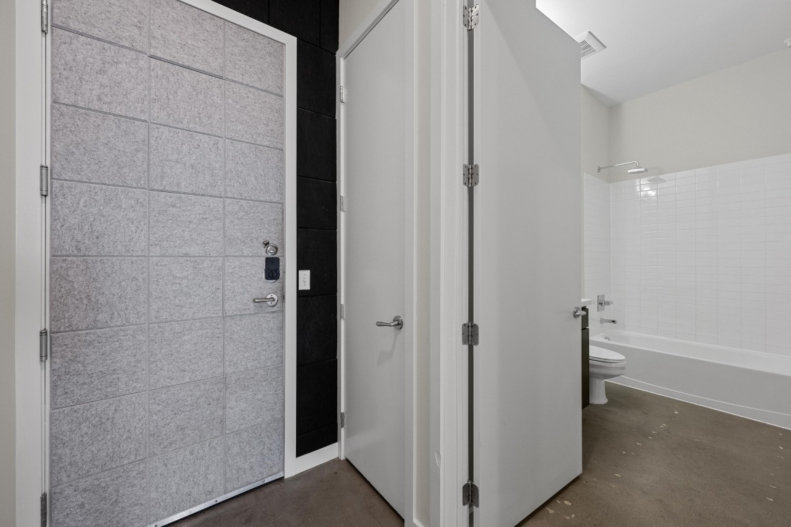 507 Sabine Street, Unit 503 Austin, TX 78701 - Photo 22 of 23 a bathroom with a bathtub