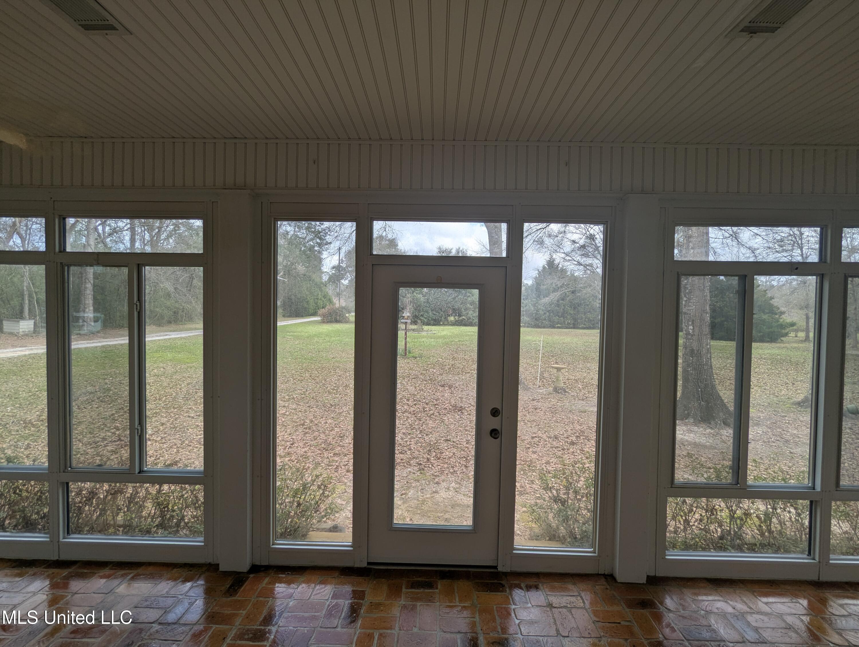 21217 Trails End Road Moss Point, MS 39562 - Photo 9 of 34 PXL_20250314_184646885