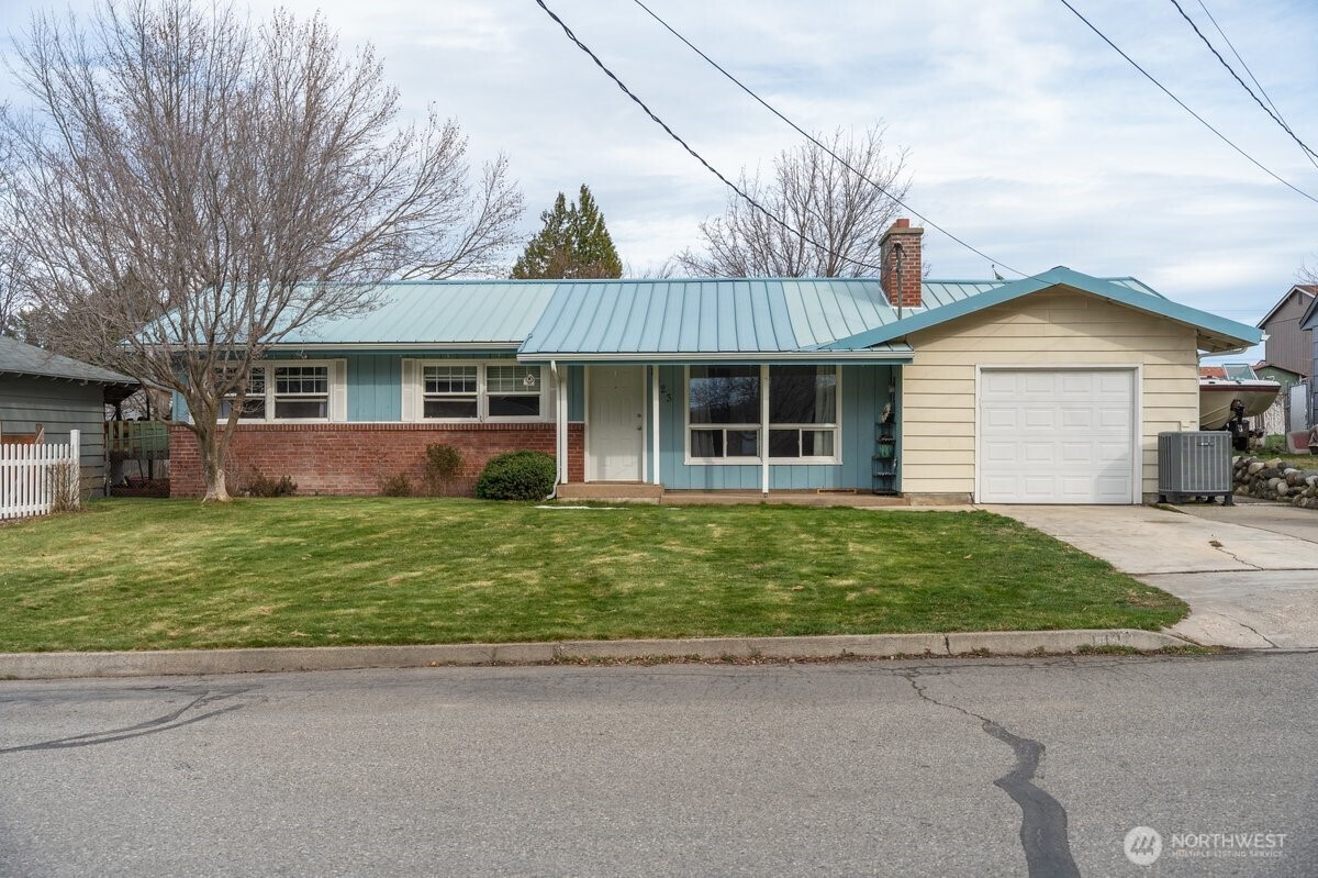 1423 Oak Street Wenatchee, WA 98801 - Photo 1 of 28