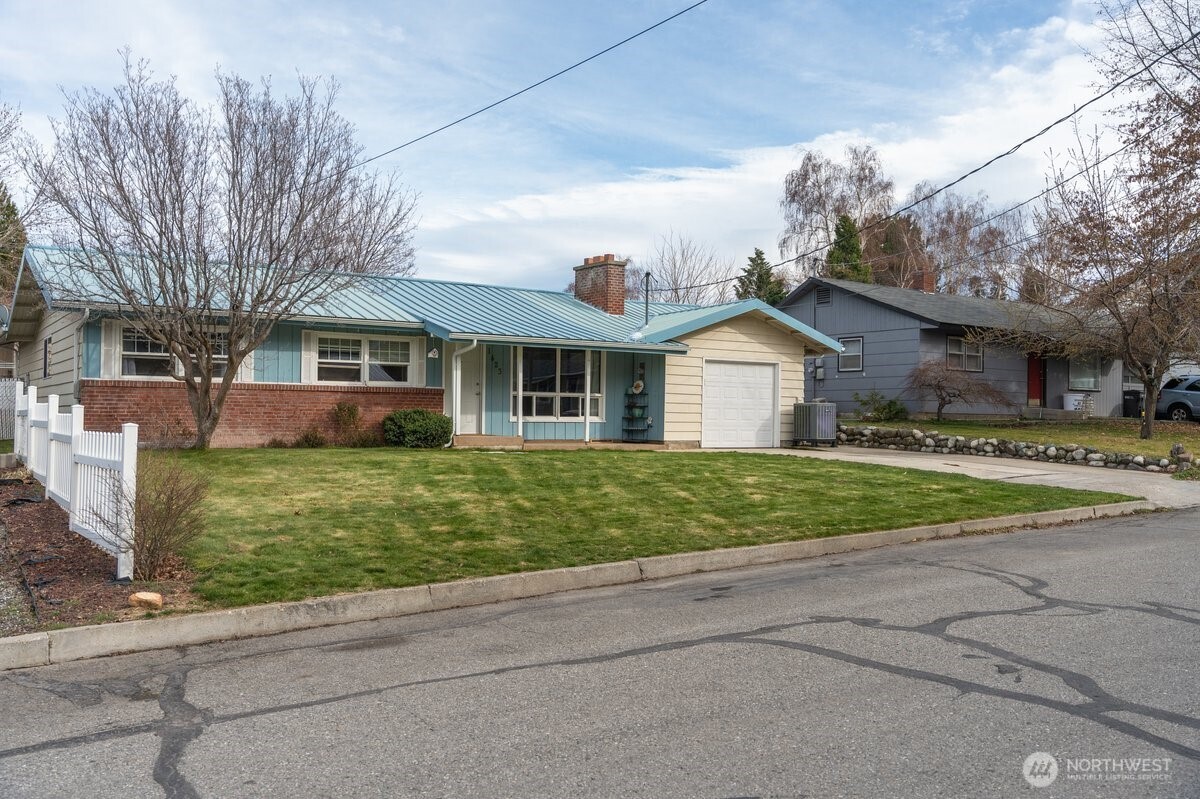 1423 Oak Street Wenatchee, WA 98801 - Photo 2 of 28