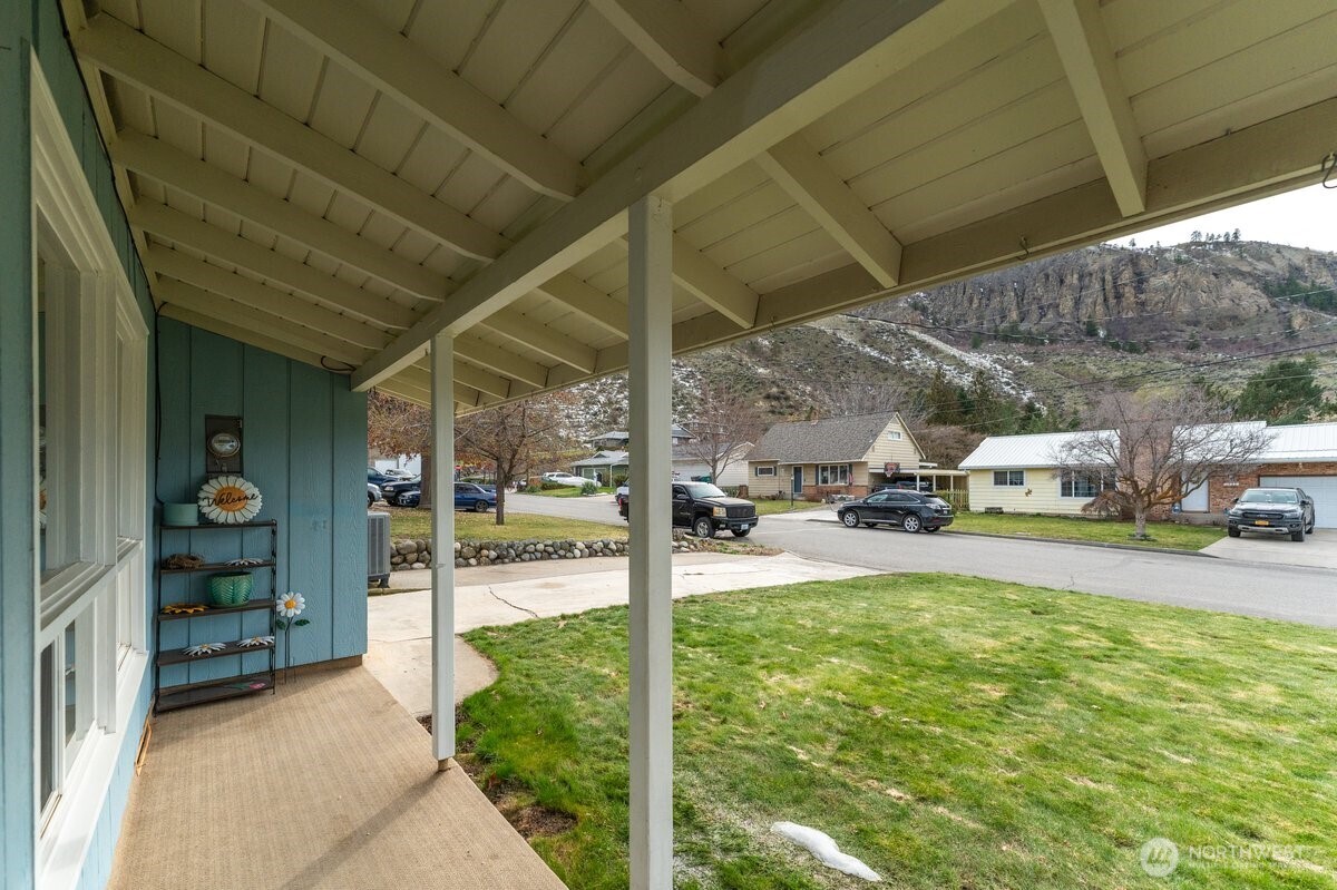 1423 Oak Street Wenatchee, WA 98801 - Photo 3 of 28