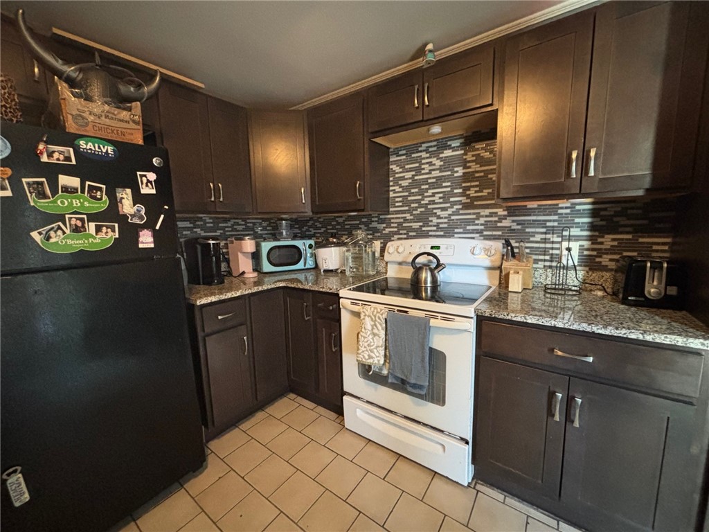 39 Annandale Road Newport, RI 02840 - Photo 2 of 16