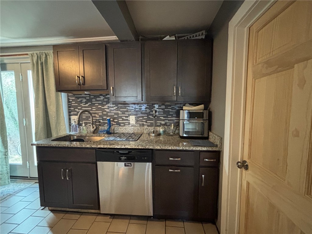 39 Annandale Road Newport, RI 02840 - Photo 3 of 15