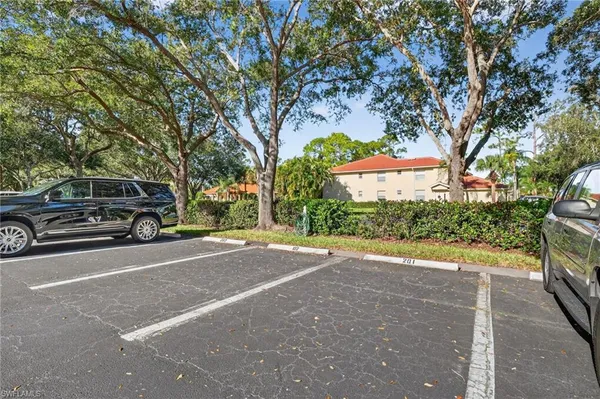 $3,500 | 209 Robin Hood Circle, Unit 201, Naples, FL 34104