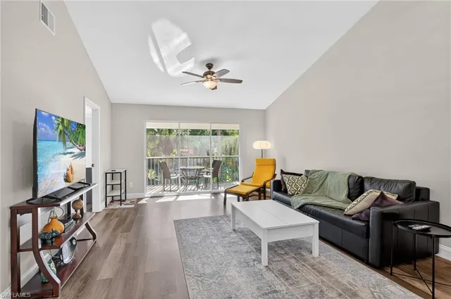 $3,500 | 209 Robin Hood Circle, Unit 201, Naples, FL 34104