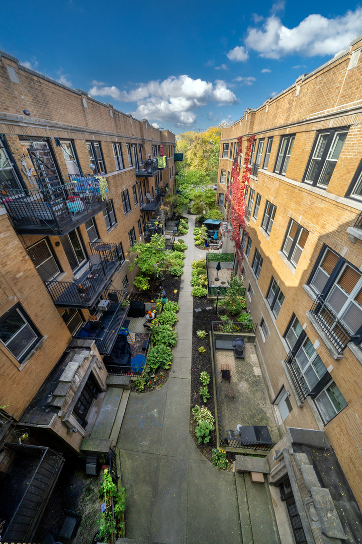 1225 West Greenleaf Avenue, Unit 3W Chicago, IL 60626 - Photo 13 of 13 a front view of a house with a garden