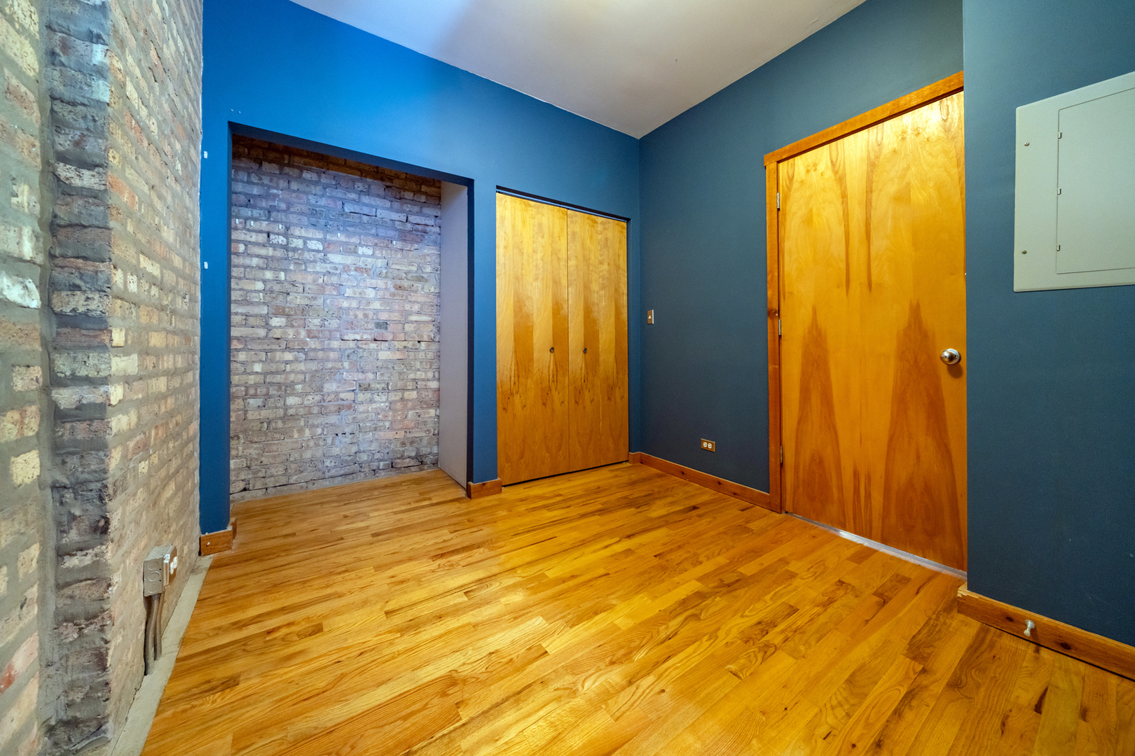 1225 West Greenleaf Avenue, Unit 3W Chicago, IL 60626 - Photo 6 of 13 a view of an empty room with a window
