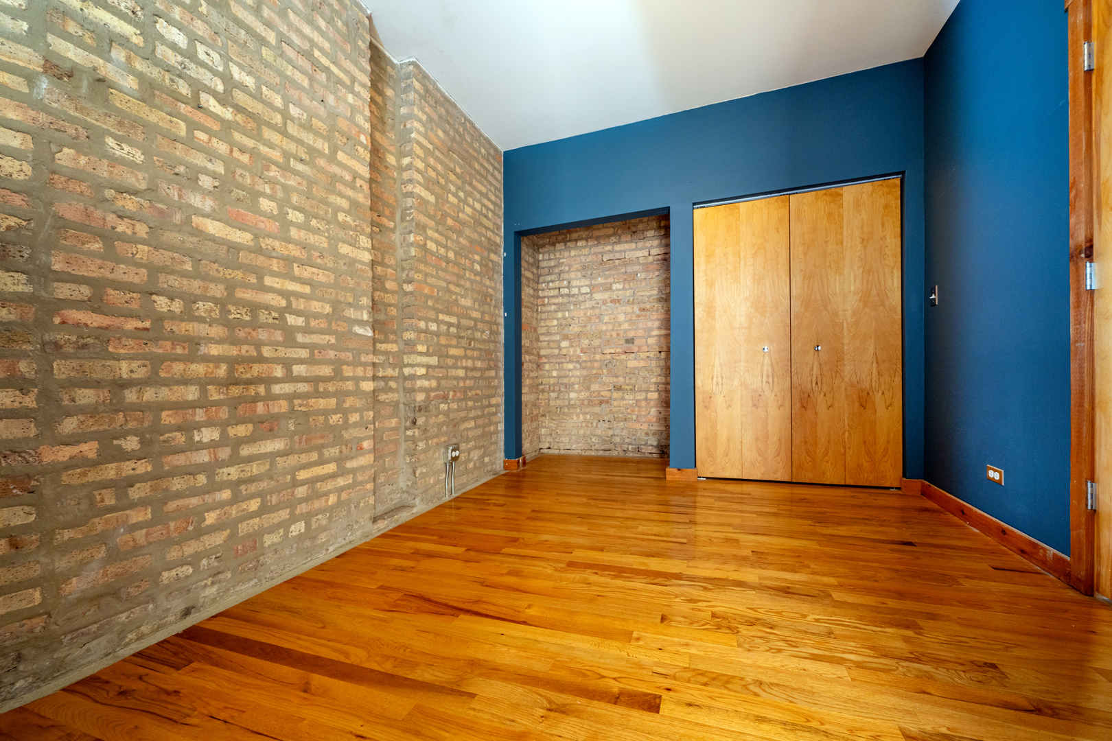 1225 West Greenleaf Avenue, Unit 3W Chicago, IL 60626 - Photo 7 of 13 a view of an empty room with a window