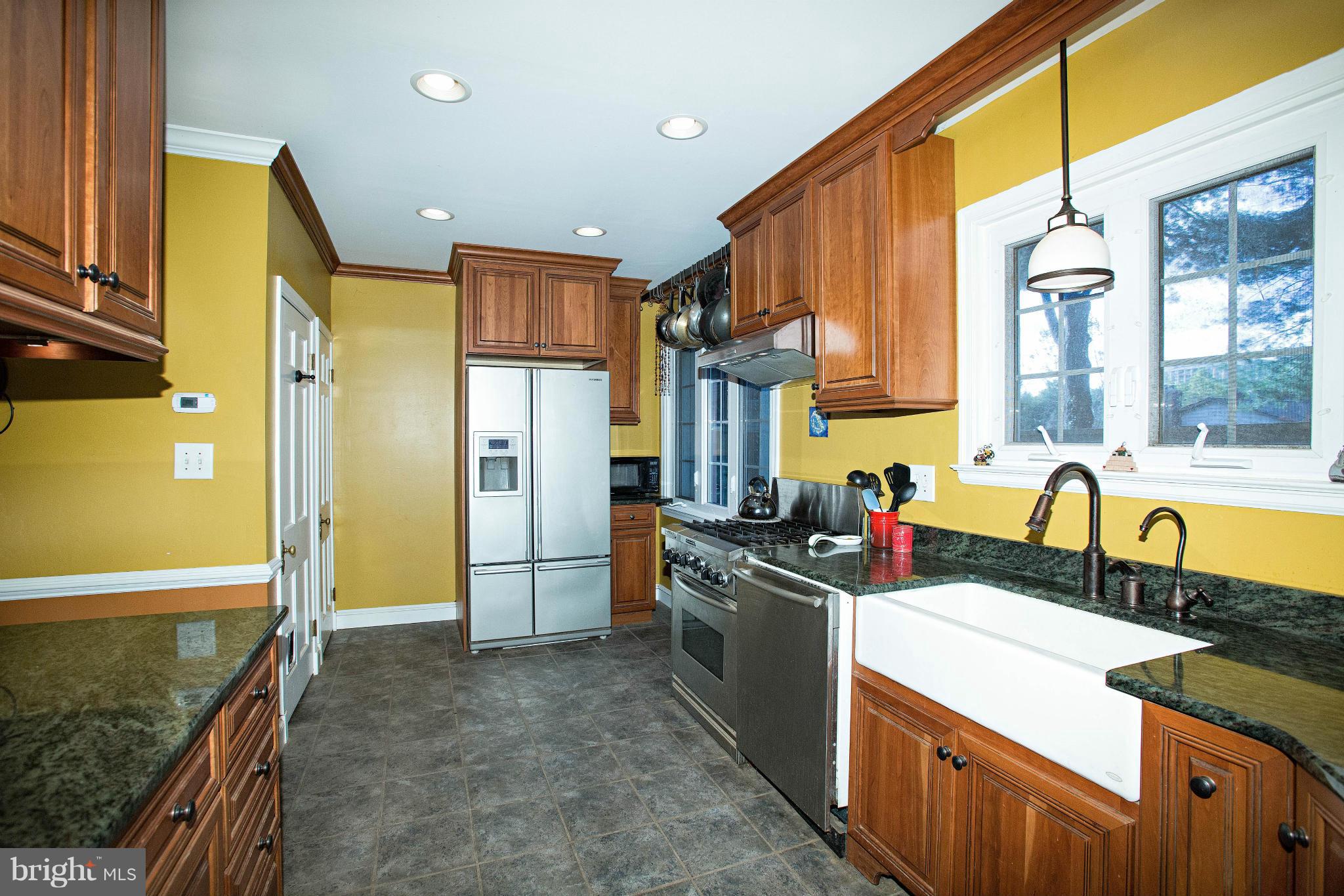 719 Hillen Road Towson, MD 21286 - Photo 8 of 30 Granite Counter Tops and Wood Cabinets