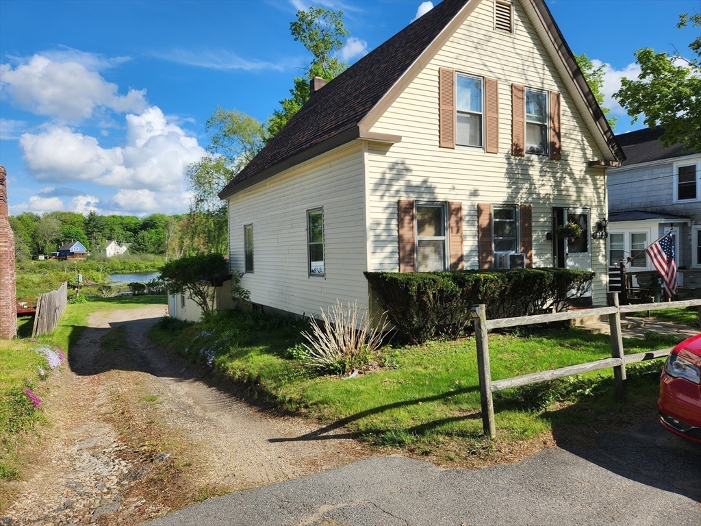 47 Beech Street Winchendon, MA 01475 - Photo 4 of 17 a front view of a house with garden