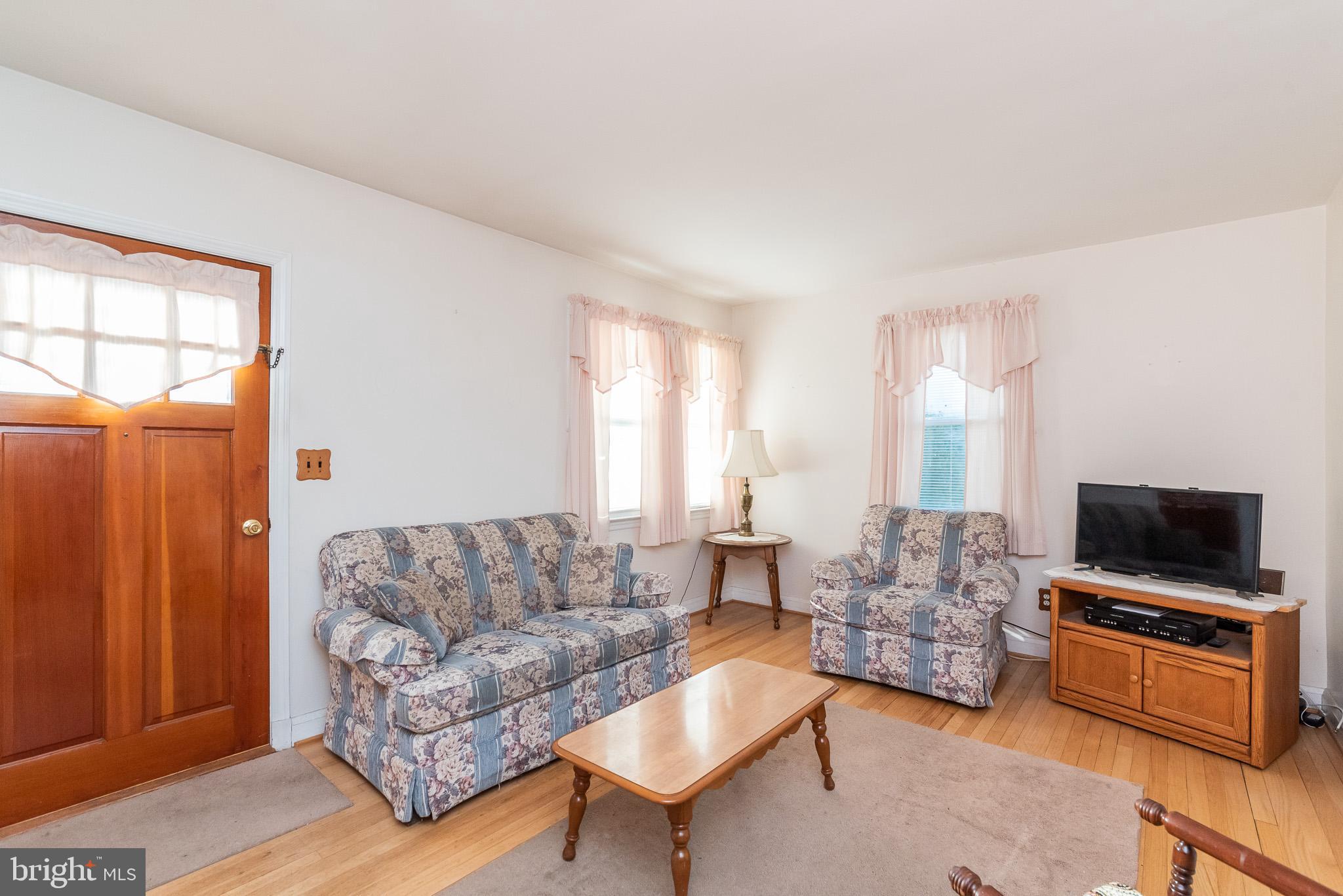 1222 Spring Avenue Baltimore, MD 21237 - Photo 5 of 34 Living Room