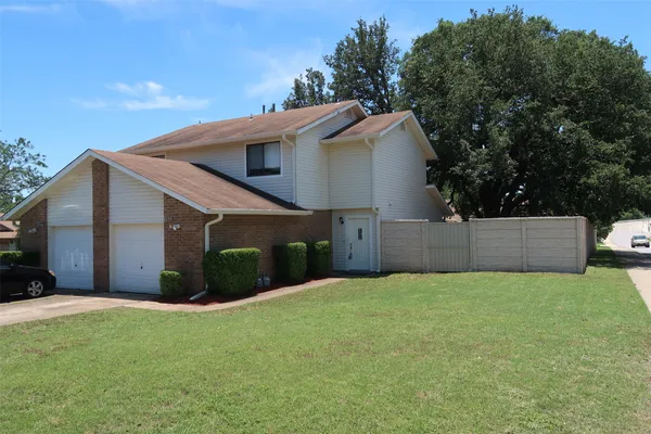a view of a back yard of the house