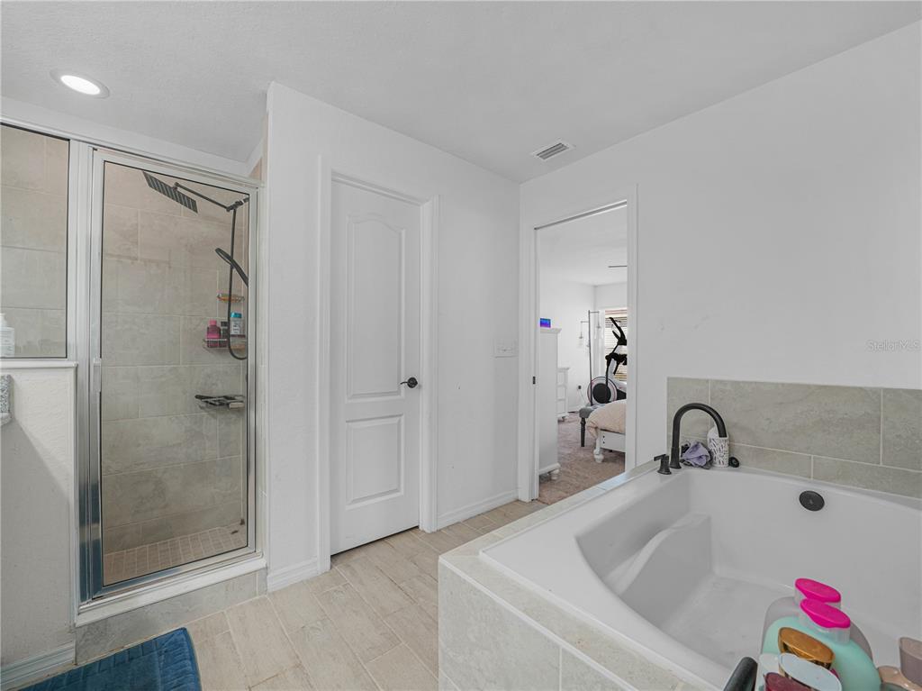 266 South Lake Avenue Frostproof, FL 33843 - Photo 29 of 42 a bathroom with a tub and shower