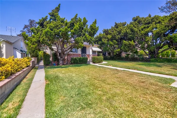 a view of a house with a yard