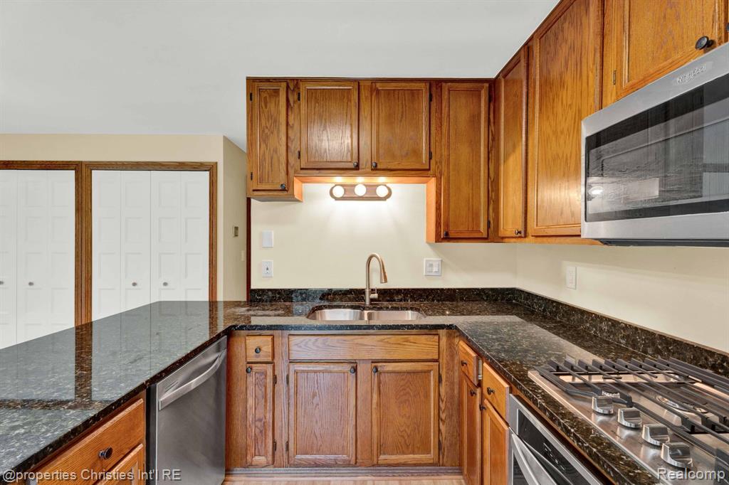 2411 Rochelle Park Drive Rochester Hills, MI 48309 - Photo 14 of 41