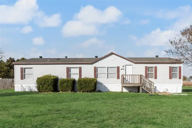 a view of a house with backyard and garden