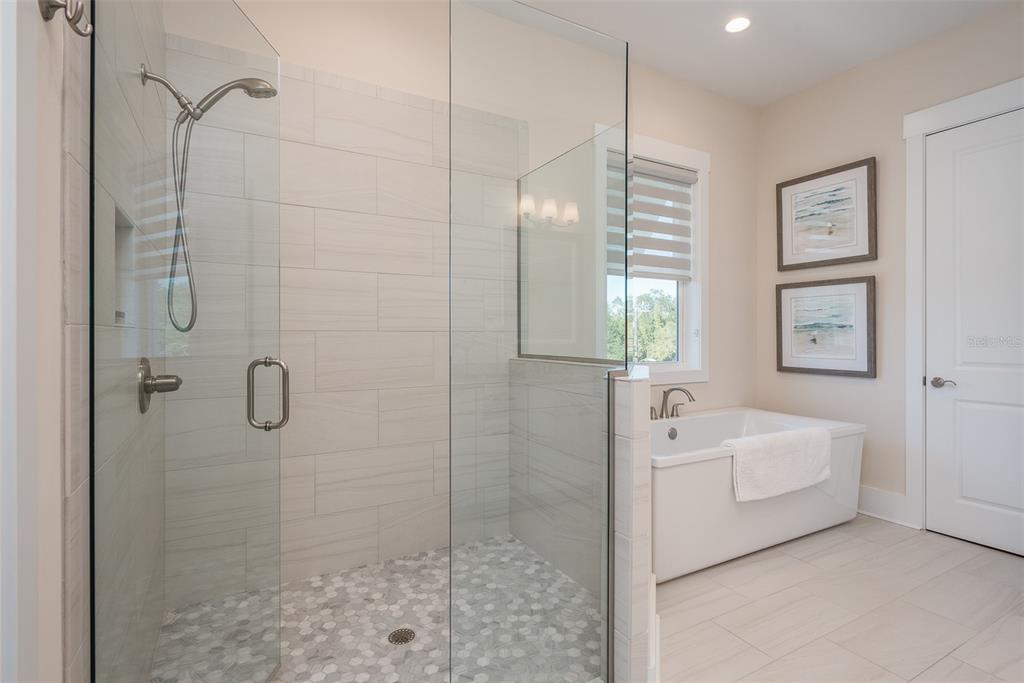 20 Outlook Way, Unit 7 Dunedin, FL 34698 - Photo 12 of 33 a spacious bathroom with a bathtub and shower