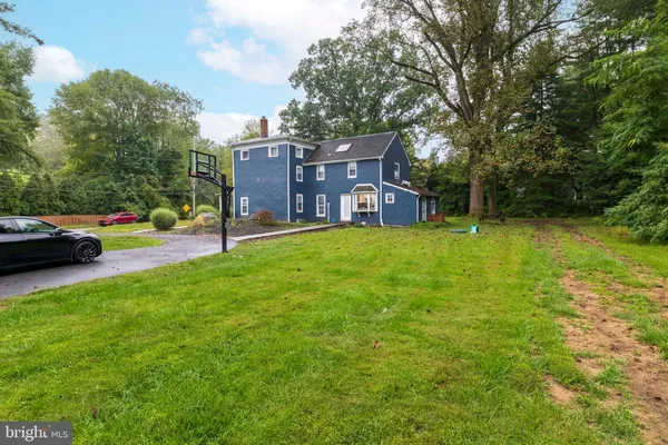 a view of a yard with a house