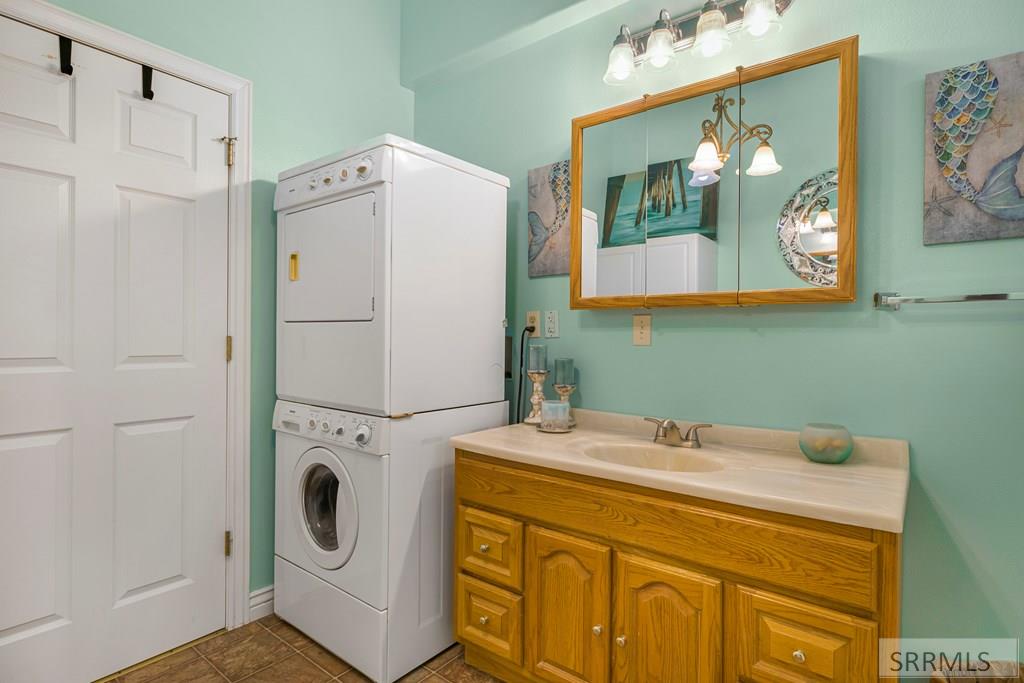 680 2780 East St. Anthony, ID 83445 - Photo 21 of 49 Main Bathroom w/ Stackable W&D