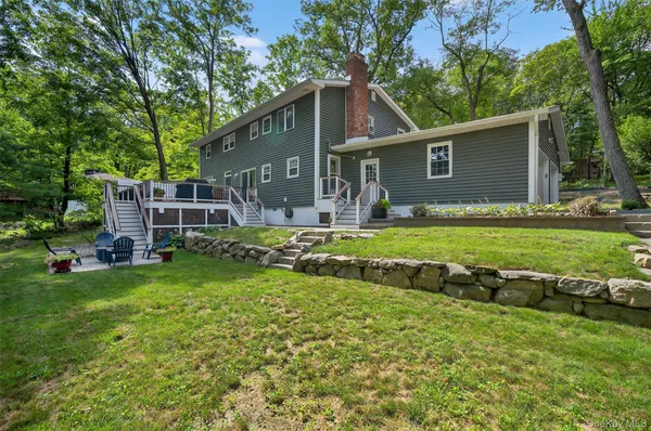 a view of a house with backyard and a garden
