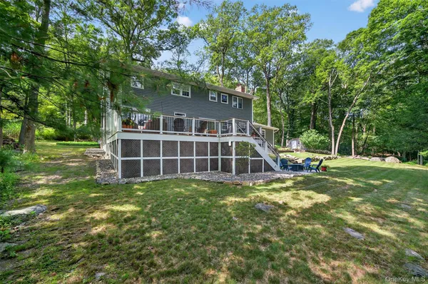 a view of a house with backyard