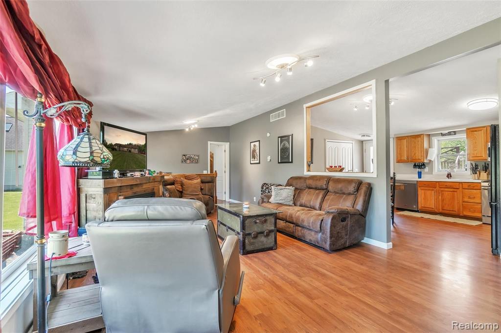 10090 Fenton Road Fenton, MI 48430 - Photo 5 of 29