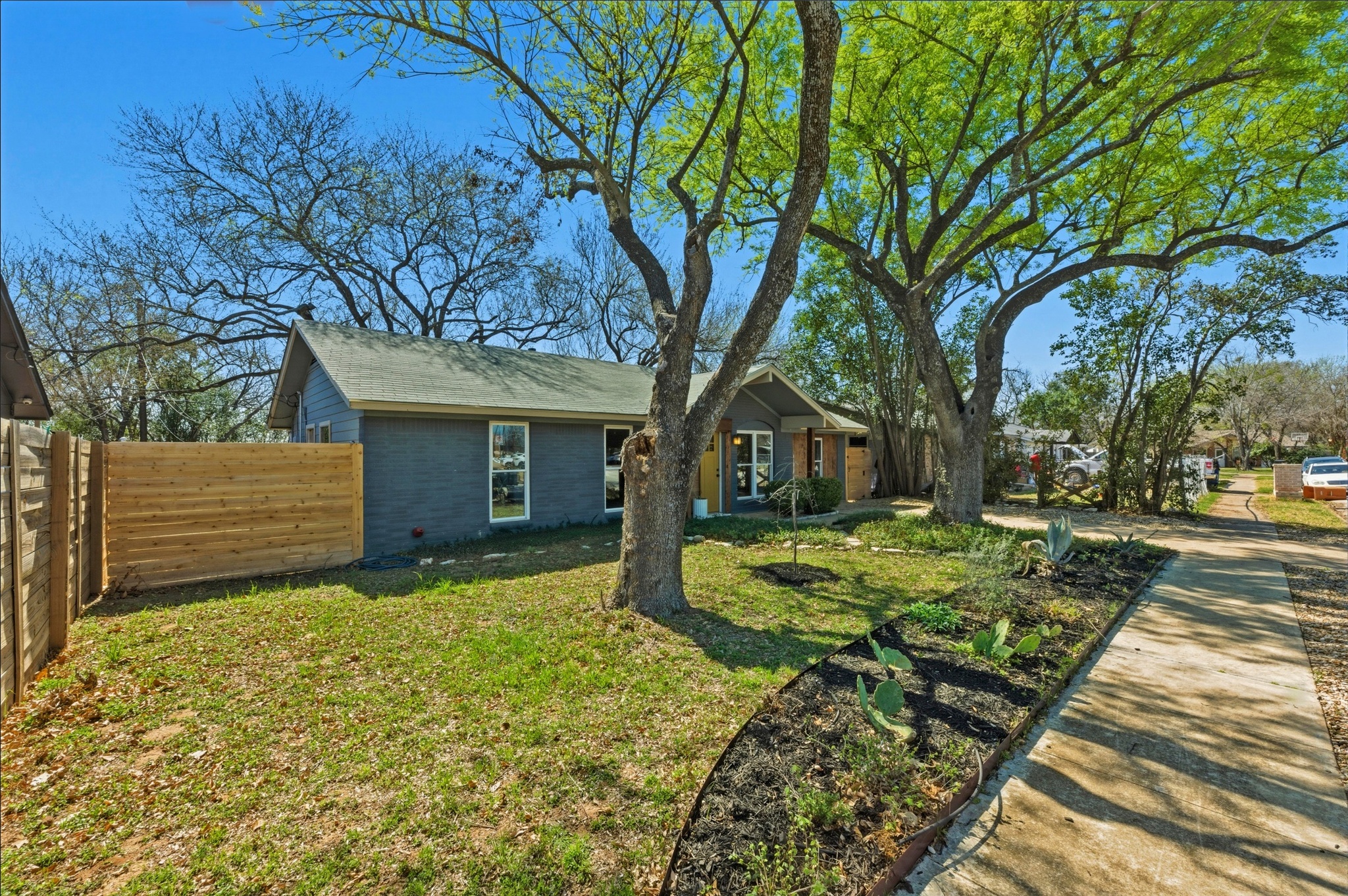 1005 Arthur Stiles Road Austin, TX 78721 - Photo 2 of 29 Recent fencing in front and back!